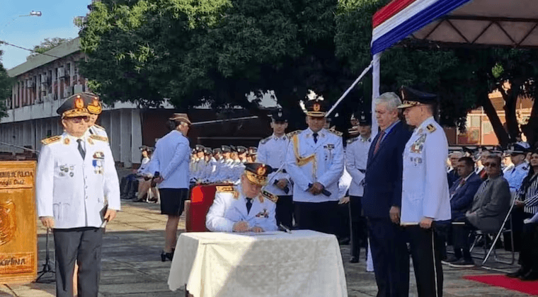 Presidente asciende al comandante de la Policía Nacional