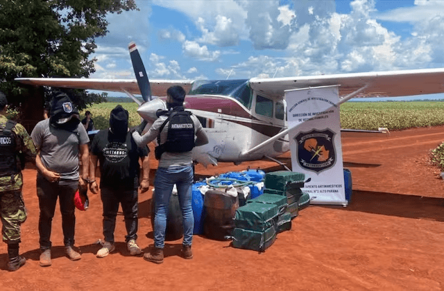 Decomisan aeronave narco del esquema Bolivia-Paraguay-Brasil Decomisan aeronave narco del esquema Bolivia-Paraguay-Brasil