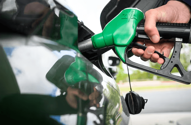 Cae el precio del petróleo, pero en Paraguay se sentirá recién “de aquí a unos meses” Cae el precio del petróleo, pero en Paraguay se sentirá recién “de aquí a unos meses”