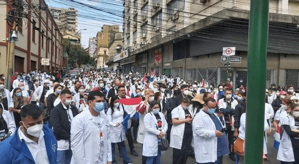 Médicos anuncian huelga nacional en reclamo de un salario justo Médicos anuncian huelga nacional en reclamo de un salario justo