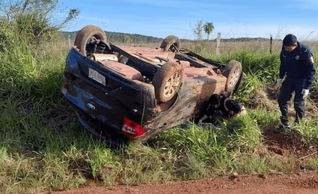 Suboficial de Policía muere en vuelco de automóvil en Caapucú Suboficial de Policía muere en vuelco de automóvil en Caapucú