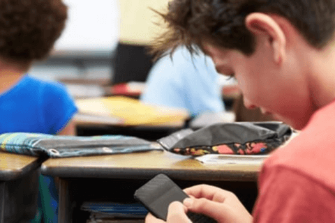 Senado aprueba restricciones al uso de celulares en colegios