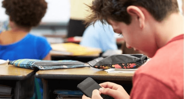 Senado aprueba restricciones al uso de celulares en colegios Senado aprueba restricciones al uso de celulares en colegios