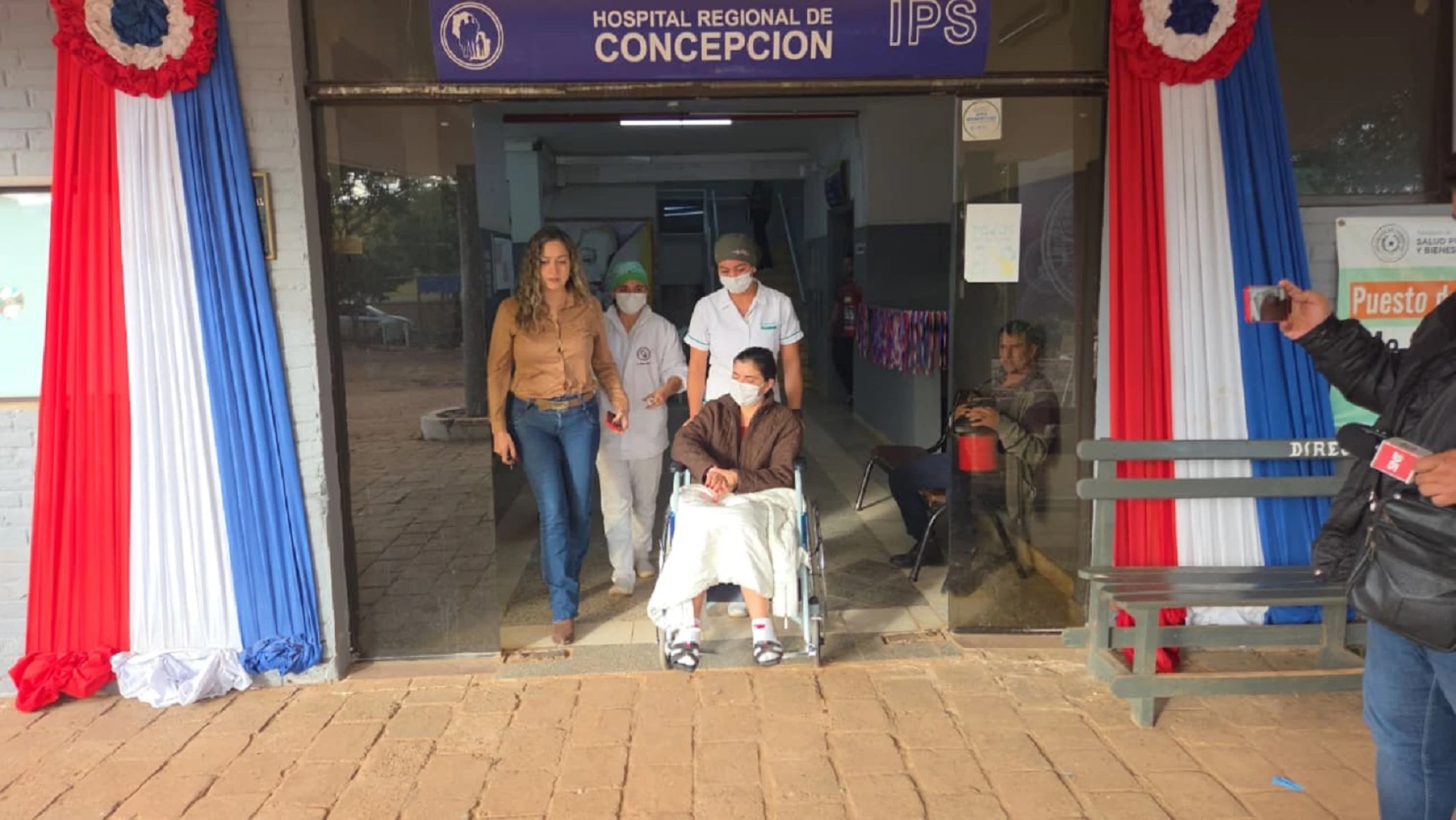 Mujer que fue tomada de rehén y apuñalada, sale el hospital: “No quiero recordarlo”, expresó