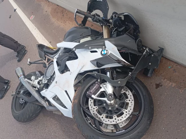 Un hombre muere al chocar contra un camión con su lujosa motocicleta en Pedrozo Un hombre muere al chocar contra un camión con su lujosa motocicleta en Pedrozo