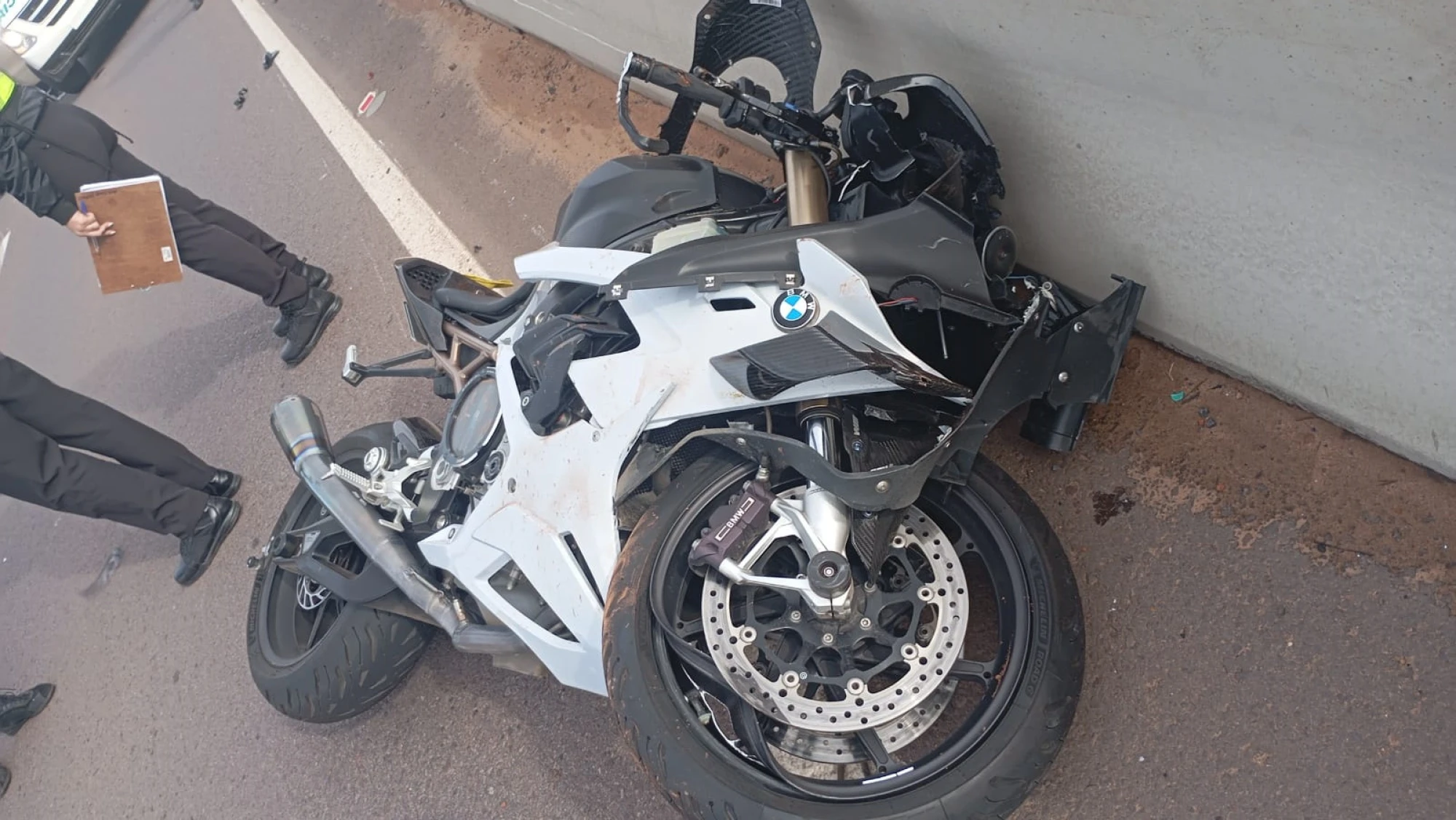 Un hombre muere al chocar contra un camión con su lujosa motocicleta en Pedrozo Un hombre muere al chocar contra un camión con su lujosa motocicleta en Pedrozo
