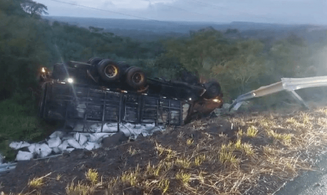 Muere camionero tras violento vuelco en la ruta PY13