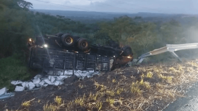 Muere camionero tras violento vuelco en la ruta PY13 Muere camionero tras violento vuelco en la ruta PY13