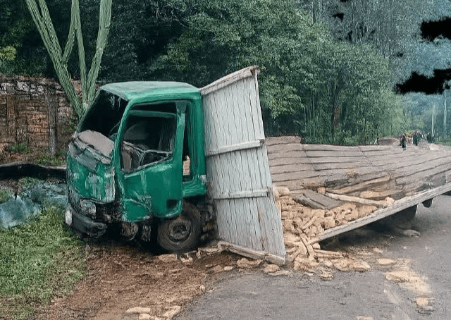 Obrero se arrojó de un camión tras quedar sin frenos y acabó falleciendo Obrero se arrojó de un camión tras quedar sin frenos y acabó falleciendo