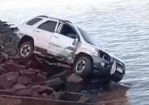 Joven perdió el control de su vehículo y casi cayó al río Paraná Joven perdió el control de su vehículo y casi cayó al río Paraná