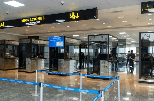 Detienen en el aeropuerto a la abuela de la niña retenida por el padre Detienen en el aeropuerto a la abuela de la niña retenida por el padre