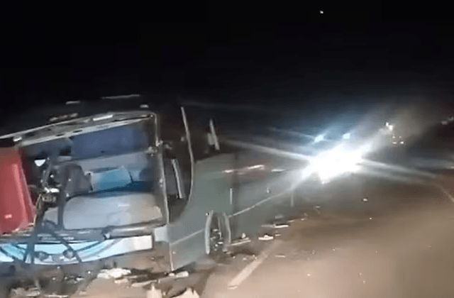 Un muerto tras choque de un bus contra un camión Un muerto tras choque de un bus contra un camión