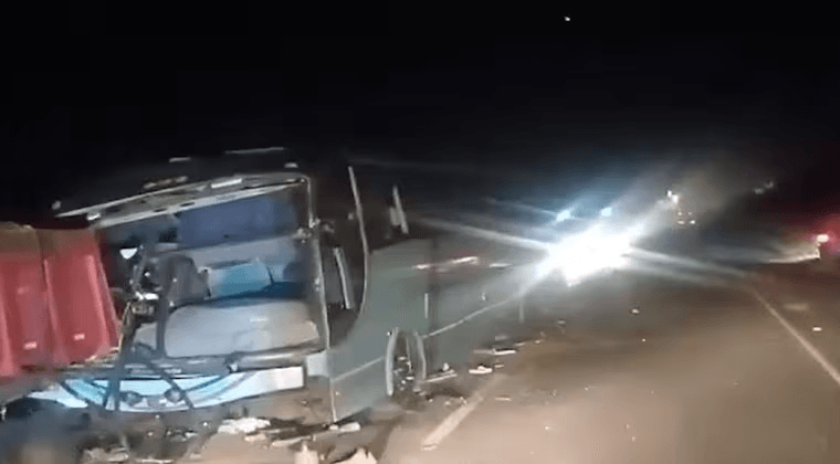 Un muerto tras choque de un bus contra un camión Un muerto tras choque de un bus contra un camión