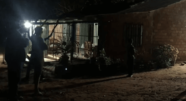 Encapuchados toman de rehén a una pareja y se llevan G. 100 millones de vivienda en Alto Paraná Encapuchados toman de rehén a una pareja y se llevan G. 100 millones de vivienda en Alto Paraná