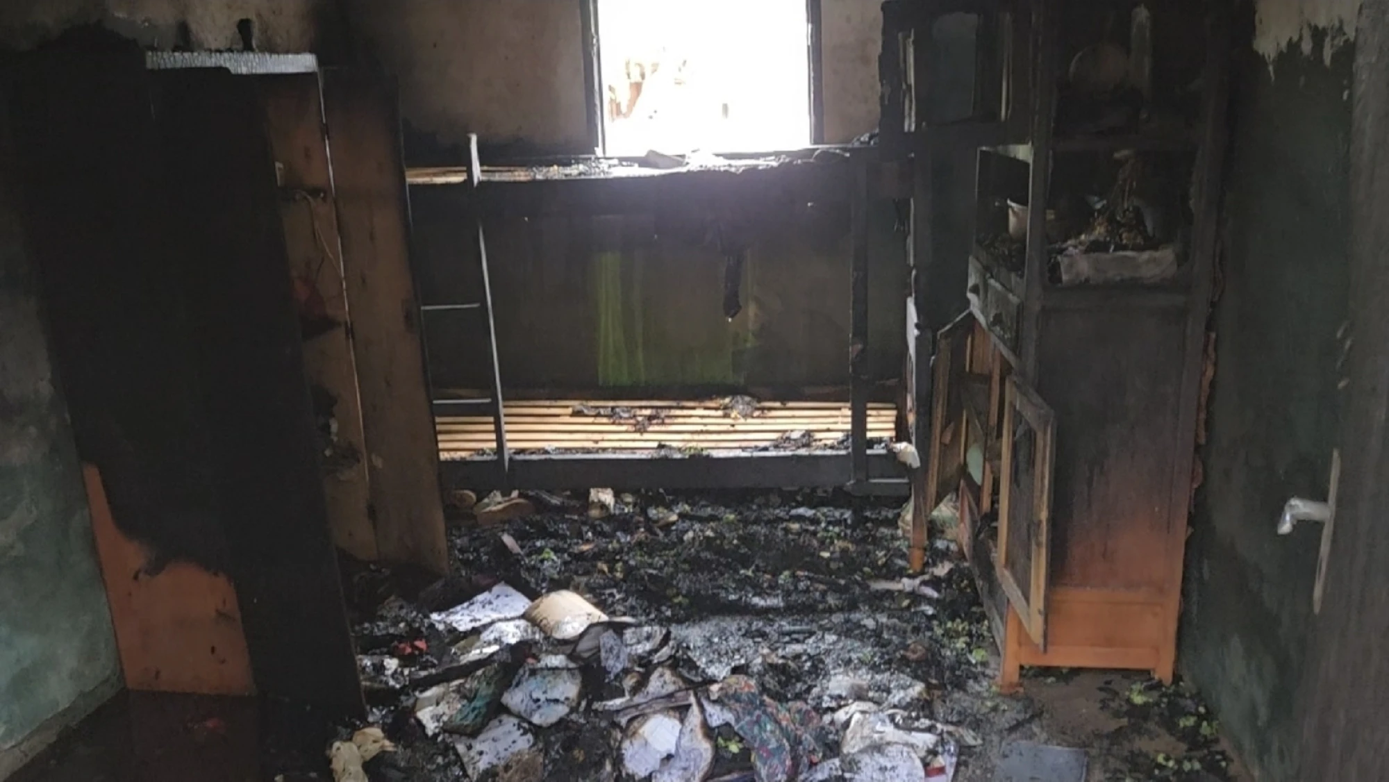 Familia veía el partido de Paraguay y un incendio consume la habitación de sus cinco hijos Familia veía el partido de Paraguay y un incendio consume la habitación de sus cinco hijos