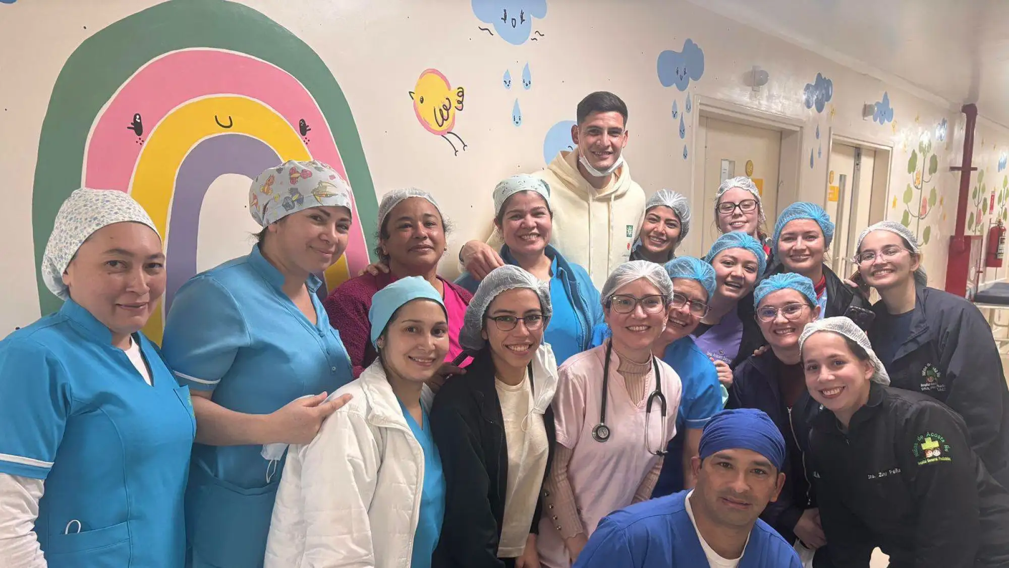 Orlando Gill visita el Hospital Acosta Ñu para acompañar alta de su ahijado Orlando Gill visita el Hospital Acosta Ñu para acompañar alta de su ahijado