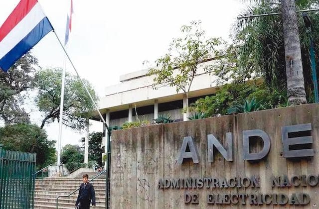 Exfuncionario de la ANDE estafó a clientes: cobraba y se quedaba con el dinero Exfuncionario de la ANDE estafó a clientes: cobraba y se quedaba con el dinero