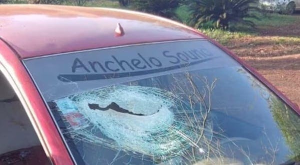 Objeto atravesó el parabrisas de un auto y mató a una mujer Objeto atravesó el parabrisas de un auto y mató a una mujer