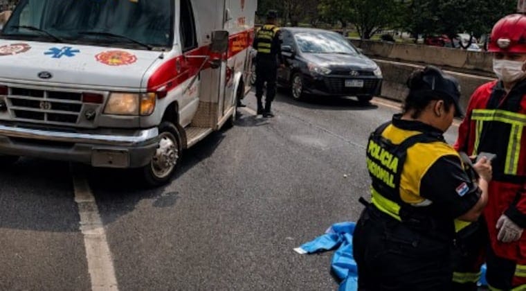 Joven motociclista muere tras caer bajo las ruedas de un camión cisterna en Capiatá Joven motociclista muere tras caer bajo las ruedas de un camión cisterna en Capiatá