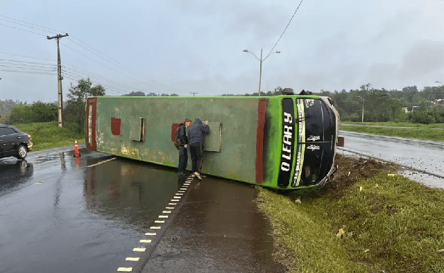 Chofer de bus evita chocar contra un camión y vuelca sobre la ruta PY02 en Juan E. O’Leary Chofer de bus evita chocar contra un camión y vuelca sobre la ruta PY02 en Juan E. O’Leary
