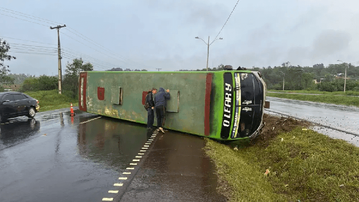 Chofer de bus evita chocar contra un camión y vuelca sobre la ruta PY02 en Juan E. O’Leary