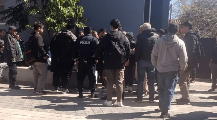 Adolescente es herida con vidrio roto durante pelea entre estudiantes en San Lorenzo