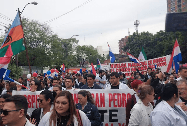 Huelga de médicos: arrancó la movilización rumbo al Ministerio de Salud