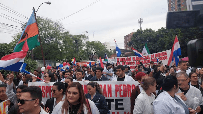 Huelga de médicos: arrancó la movilización rumbo al Ministerio de Salud Huelga de médicos: arrancó la movilización rumbo al Ministerio de Salud