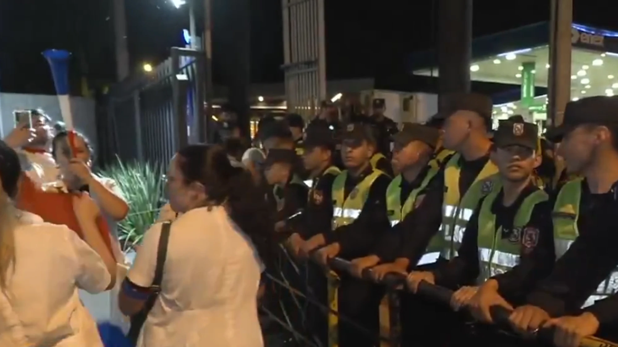 Movilización de médicos: Policías evitan que personal de blanco llegue a la casa de Horacio Cartes Movilización de médicos: Policías evitan que personal de blanco llegue a la casa de Horacio Cartes