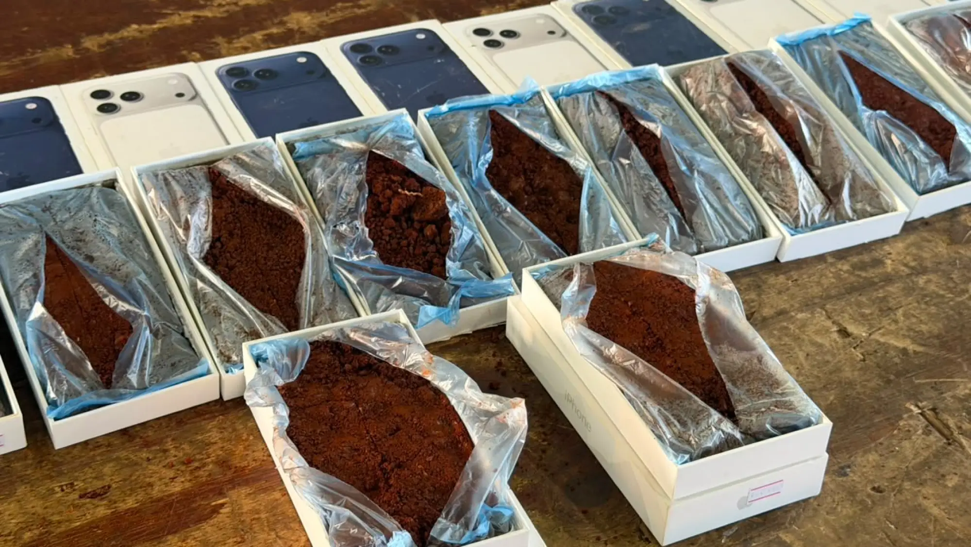 Llevaba cajas con tierra en vez de celulares y cayó en control de Brasil Llevaba cajas con tierra en vez de celulares y cayó en control de Brasil