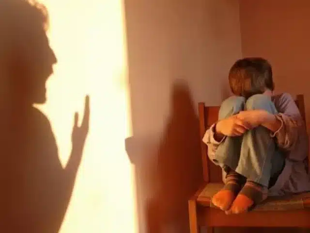 Denuncian que abuela encadenó a su nieto de 10 años y que lo mantiene en condiciones extremas Denuncian que abuela encadenó a su nieto de 10 años y que lo mantiene en condiciones extremas