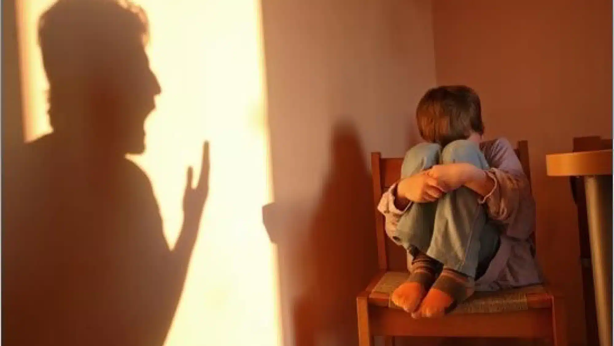 Denuncian que abuela encadenó a su nieto de 10 años y que lo mantiene en condiciones extremas