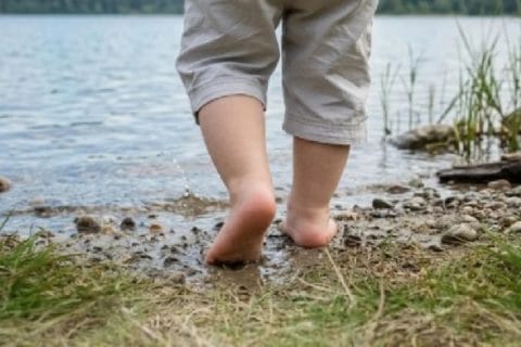 Niño muere tras caer accidentalmente a una laguna mientras buscaba su pelota
