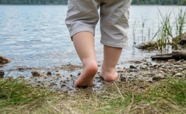 Niño muere tras caer accidentalmente a una laguna mientras buscaba su pelota Niño muere tras caer accidentalmente a una laguna mientras buscaba su pelota
