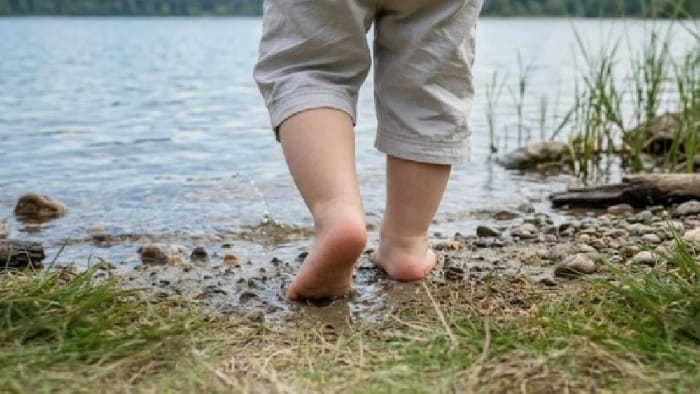 Niño muere tras caer accidentalmente a una laguna mientras buscaba su pelota Niño muere tras caer accidentalmente a una laguna mientras buscaba su pelota