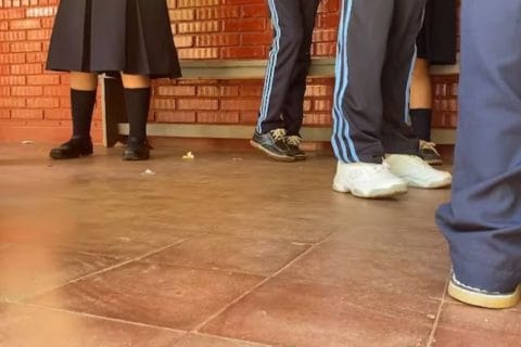 Acusan a docente por no ayudar a alumno que era acosado y que tomó una drástica decisión