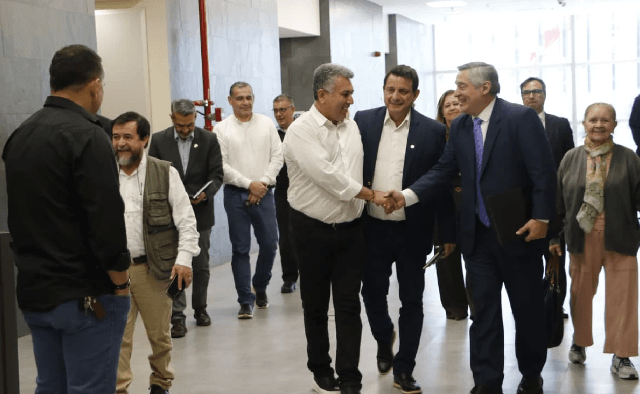 Grupo de docentes acepta acuerdo con el Gobierno, mientras cuatro gremios van a paro Grupo de docentes acepta acuerdo con el Gobierno, mientras cuatro gremios van a paro
