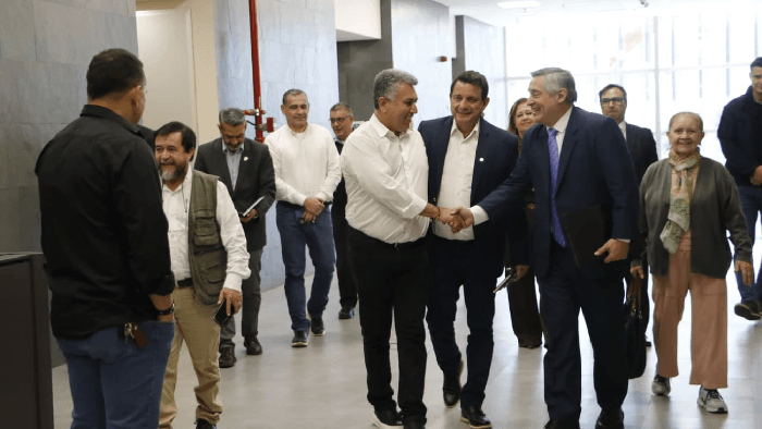 Grupo de docentes acepta acuerdo con el Gobierno, mientras cuatro gremios van a paro Grupo de docentes acepta acuerdo con el Gobierno, mientras cuatro gremios van a paro