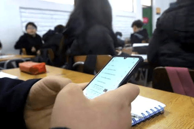 Queda sancionada la ley que prohíbe celulares en las escuelas Queda sancionada la ley que prohíbe celulares en las escuelas