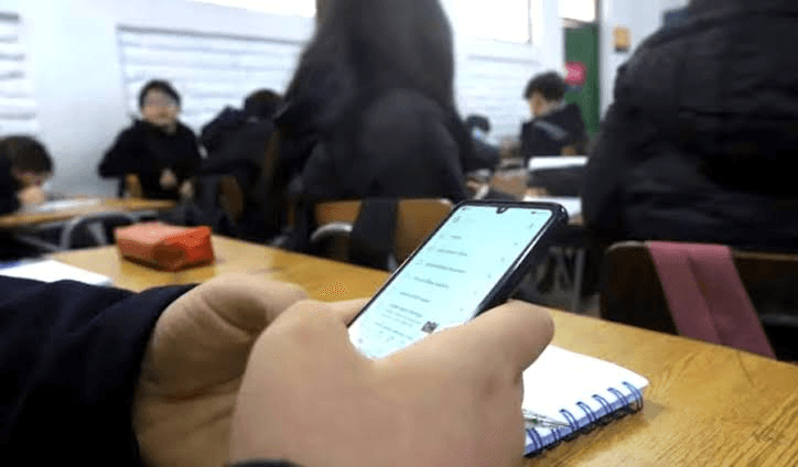 Queda sancionada la ley que prohíbe celulares en las escuelas