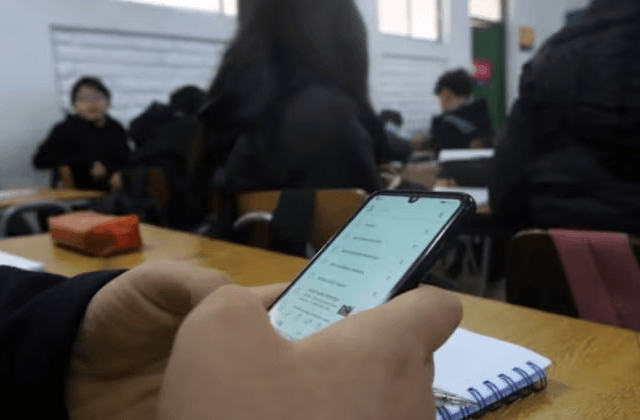 Directores respaldan ley que prohíbe el uso de celulares en escuelas y colegios del país