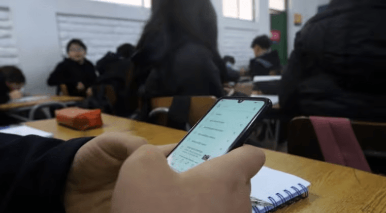 Directores respaldan ley que prohíbe el uso de celulares en escuelas y colegios del país
