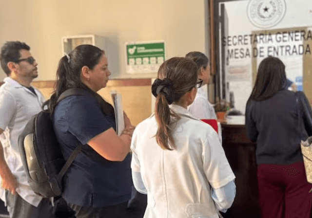 Renuncian 70 terapistas pediátricos en plena crisis de salud