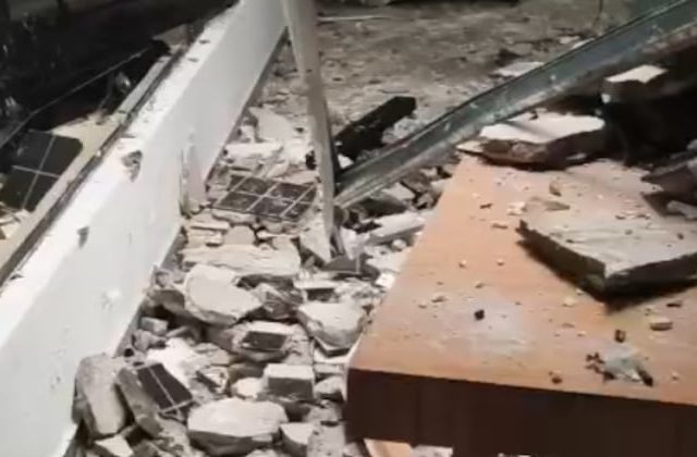 Azulejos del Congreso se desploman desde el quinto piso y causan destrozos Azulejos del Congreso se desploman desde el quinto piso y causan destrozos