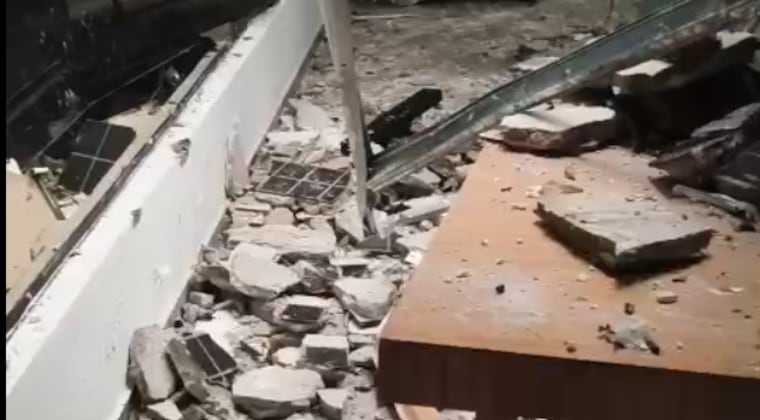 Azulejos del Congreso se desploman desde el quinto piso y causan destrozos Azulejos del Congreso se desploman desde el quinto piso y causan destrozos