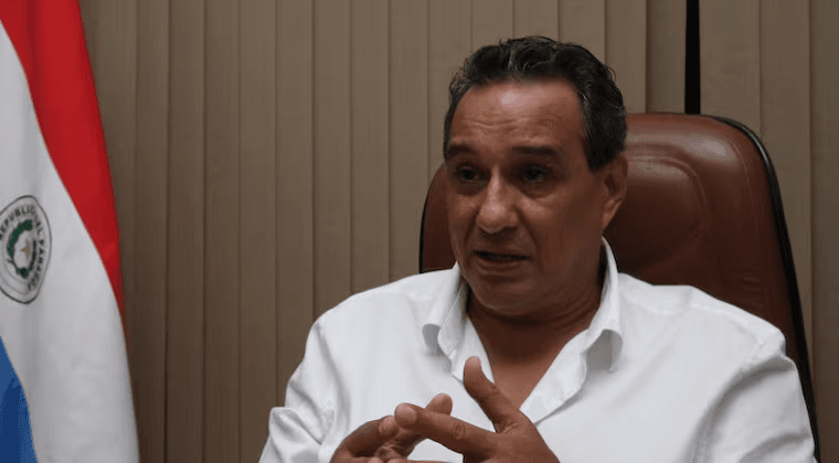 Hugo Javier mantiene conversaciones breves y se mueve en su habitación