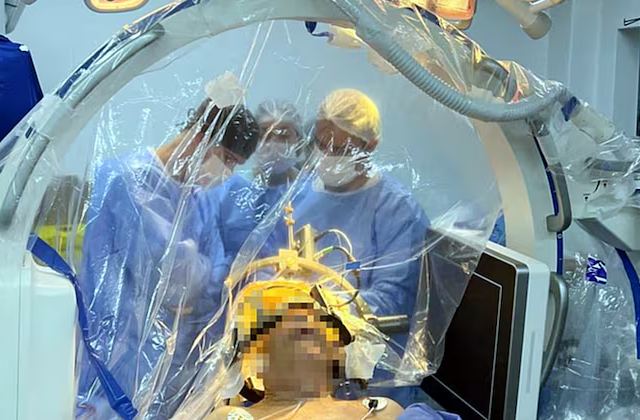 IPS implanta chip cerebral a paciente con Parkinson y marca un hito en neurocirugía