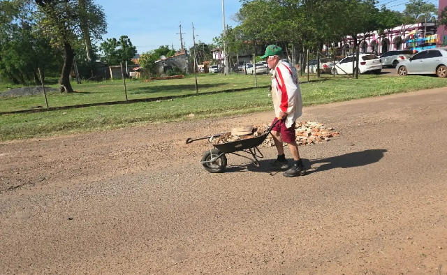 Jubilado de 75 años bachea calles destrozadas en Concepción