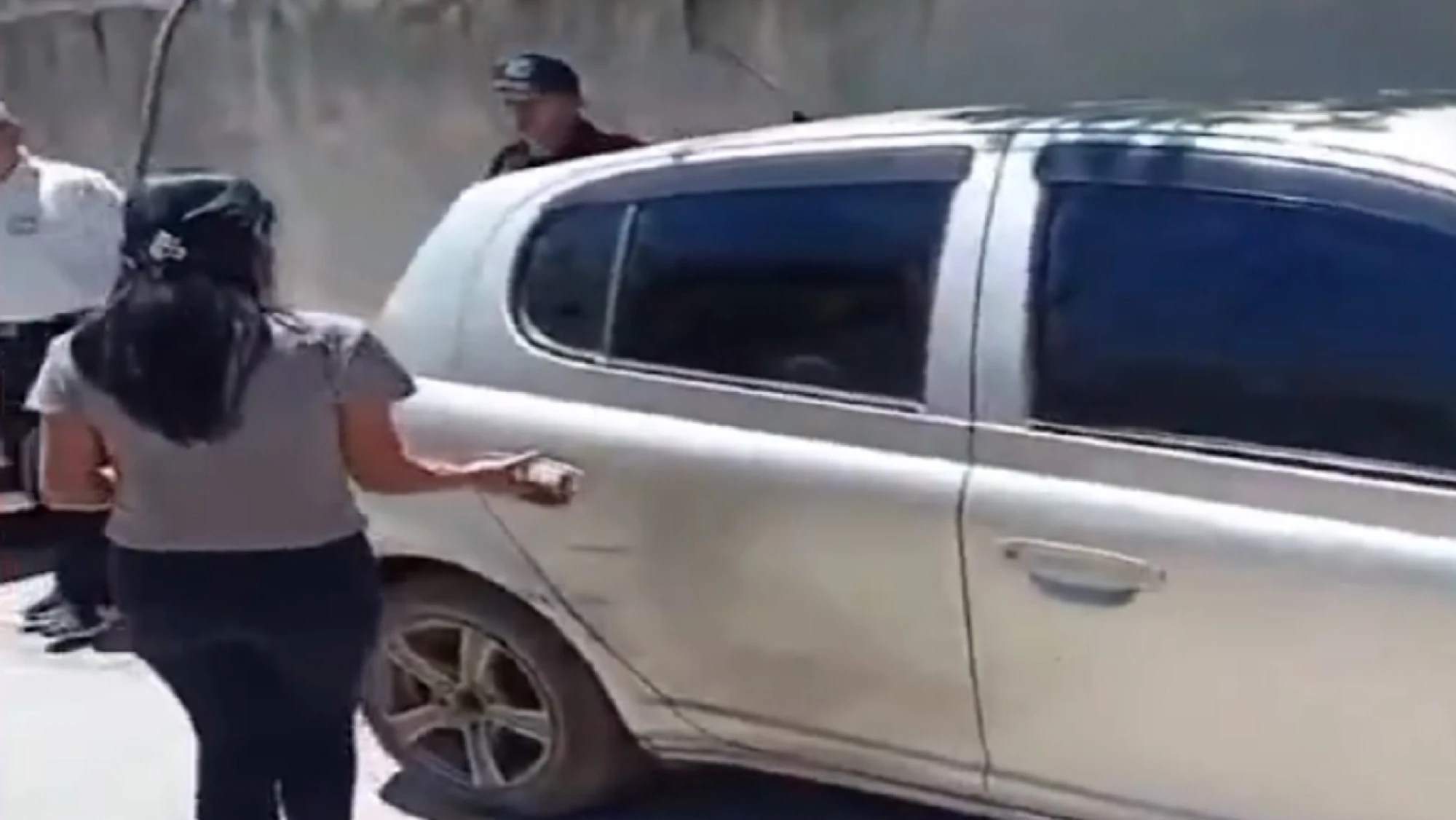 Madre dejó encerrado a su hijo en un automóvil y tuvo que intervenir la Policía Nacional Madre dejó encerrado a su hijo en un automóvil y tuvo que intervenir la Policía Nacional