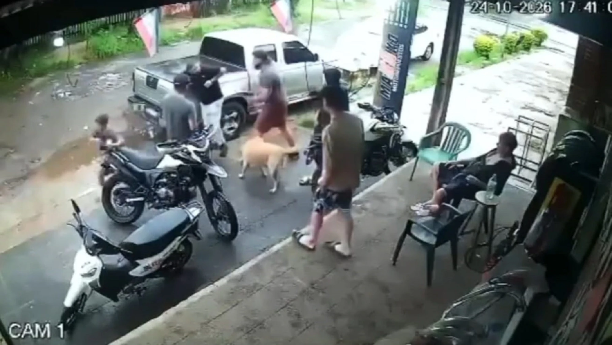Policía agrede con machete a un hombre en Coronel Oviedo Policía agrede con machete a un hombre en Coronel Oviedo